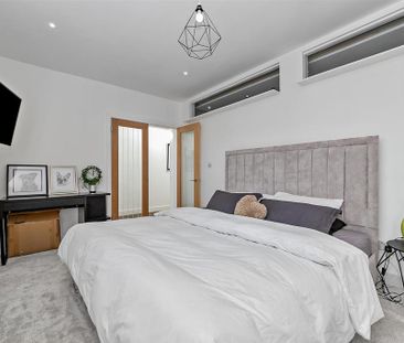 4 bedroom semi-detached house to rent - Photo 6