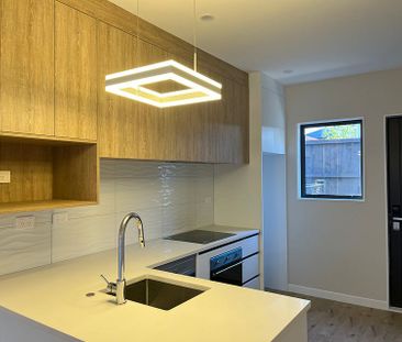 Stylish 3BR Townhouse in Te Atatu South! - Photo 4