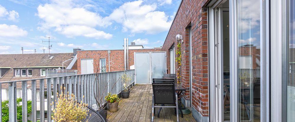 Exklusives 4-Zimmer-Penthouse mit Dachterrasse, Kamin, 2 Bädern & EBK in Düsseldorf-Flehe! - Photo 1