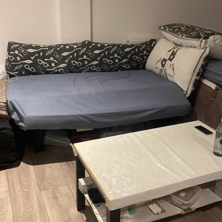 Price £1,200 pcm - Available 13/02/2026 - Furnished - Photo 1