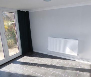 2 bedroom bungalow to rent - Photo 2