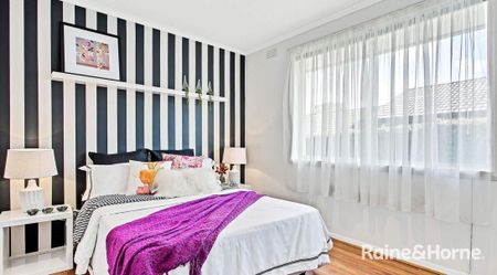 WARM & INVITING VILLA IN GREAT LOCATION - Photo 2