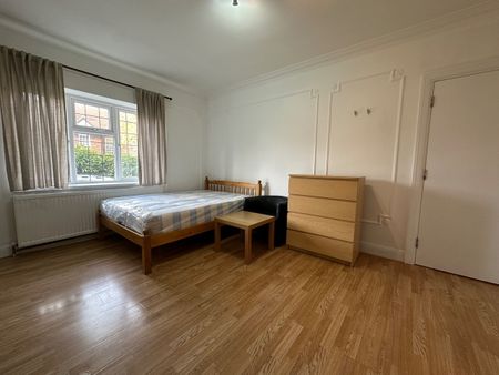 Studio Flat, Wendover Court, NW2 - Photo 3