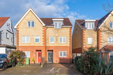4 bedroom semi-detached house to rent - Photo 5