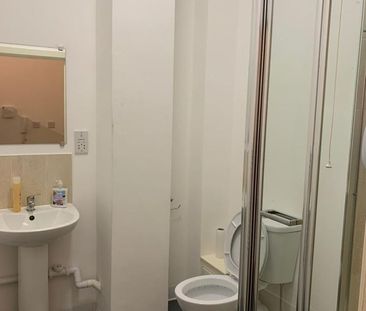 Studio Flat, Washington Parade, L20 - Photo 4