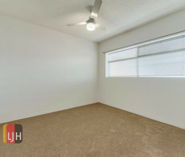 BIG, BREEZY 2 BEDROOM UNIT IN SUPER HANDY LOCATION ! - Photo 4
