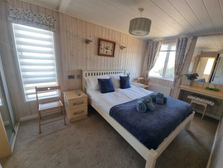 4 Bed, Lodge - Photo 5