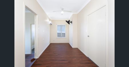 Spacious Family Home in a Great Location - Air Conditioning in ALL Bedrooms as well as Living Area! - Photo 4