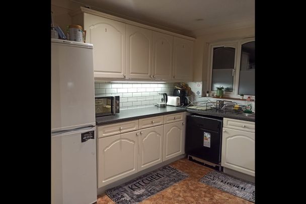 Room in a Shared House, Heathhurst Road, CR2 - Photo 1