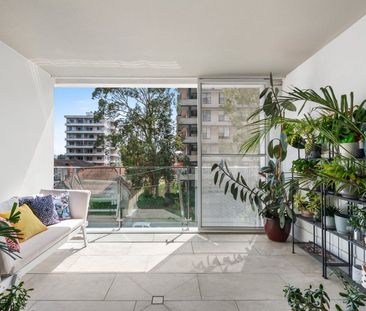 Sleek North Facing Apartment Steps from the Beach - Photo 4