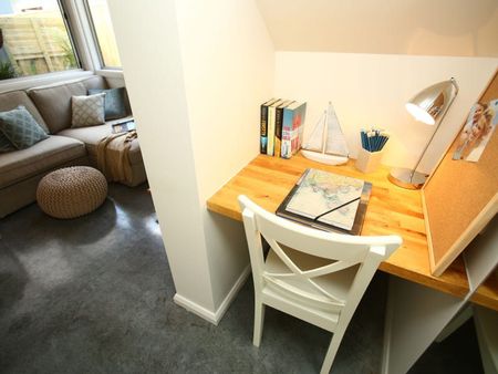 Stylish Two-Storey Apartment Near Shops and Beaches - Photo 2