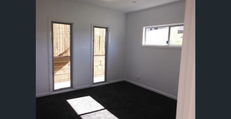Four bedroom free standing duplex - Photo 2