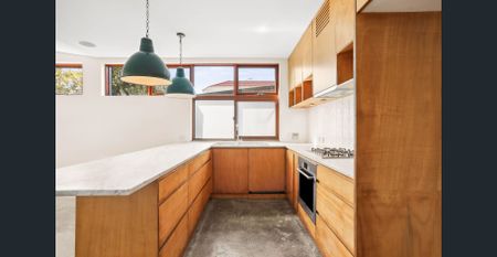 Stylish Semi With Exclusive Garden Oasis, Near Beaches - Photo 3