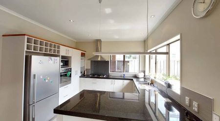 Family House In Henderson - Photo 4