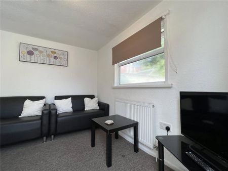4 bedroom semi-detached house to rent - Photo 2