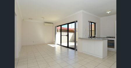 Bright & Spacious Villa in a Prime Location! - Photo 2