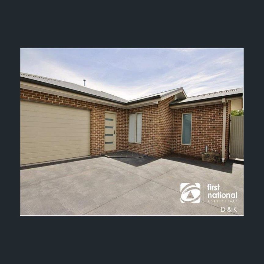 Comfortable Unit, Convenient Location - Photo 1