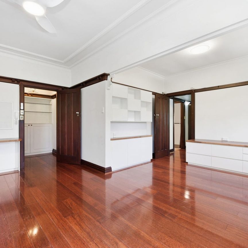 Top floor 3 bedroom apartment moments from Crows Nest Village - Photo 1
