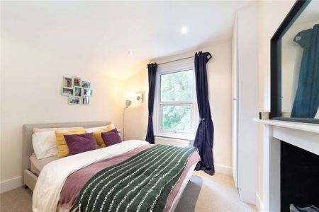 A spacious two bedroom first floor apartment located just off St. John's Hill. - Photo 5