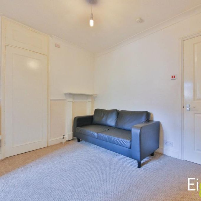4 bedroom flat to rent - Photo 1