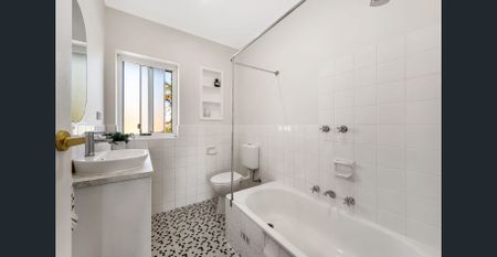 6 Month lease - Contemporary, light filled unit in prime location - Photo 5