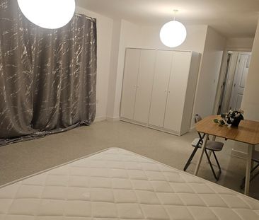 Room in a Shared House, Valentia Road, RG30 - Photo 3