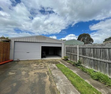 Nice 3 Bedroom + Study/4th bedroom Home in Quiet Central Location - Photo 1