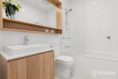 Stunning Tri-Level Townhouse with Breathtaking Urban Vistas for lease! - Photo 5