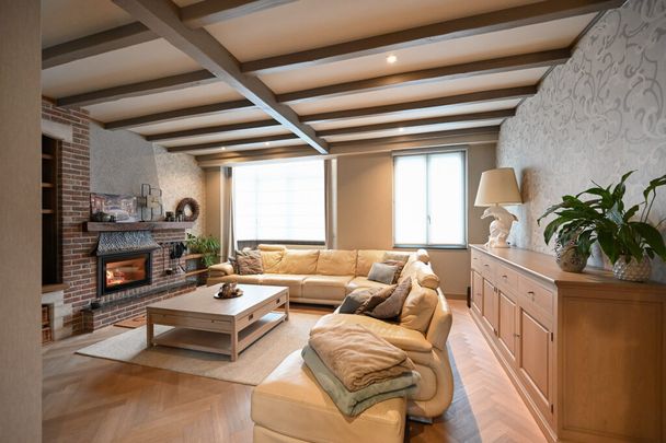 Mooie en gerenoveerde woning in populaire straat te Borgerhout - Photo 1