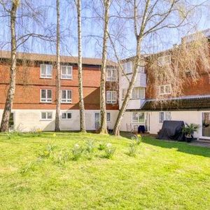Mount Pleasant, Mount Lane, Bracknell, RG12 - Photo 2