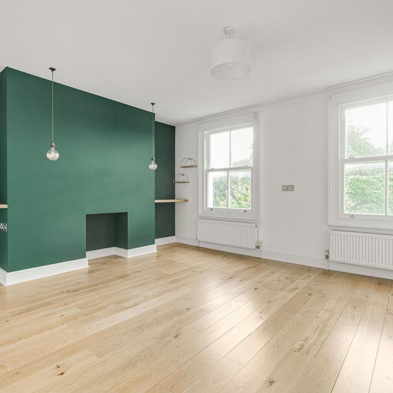 3 bedroom flat in London - Photo 1