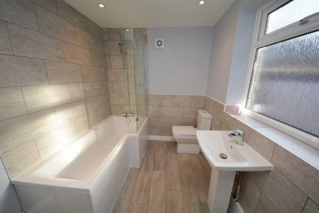 3 bed House - Mid Terrace for Rent - Photo 4