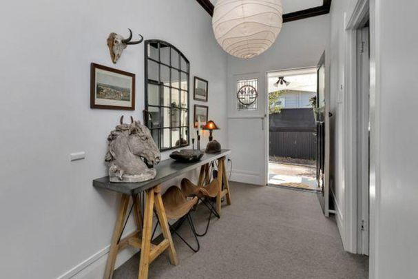 Character, charm and conveniently located - Photo 1