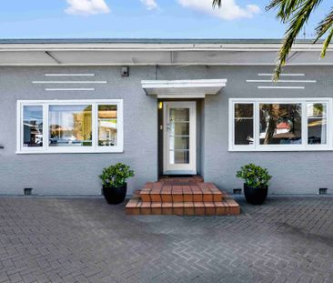 Charming Remuera Home with Garden & Park Outlook - Photo 3