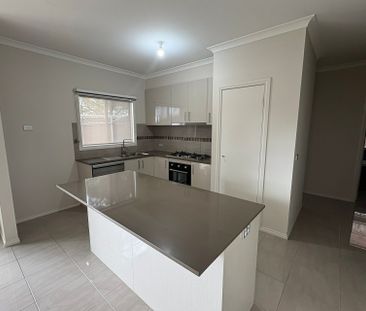 2/125 Fordholm Road, Hampton Park VIC - Photo 4