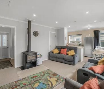 1 Room in a 3 bedroom house in Naenae - Photo 4
