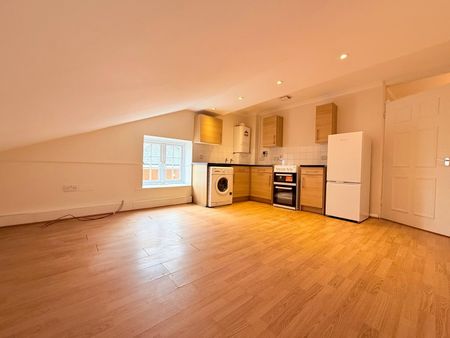 Mill Close, Bagshot, Surrey, GU19 - Photo 5