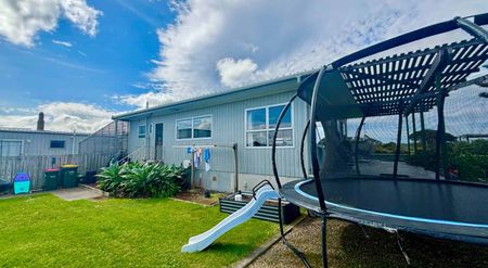 Amazing Seaview's Spacious Family Home - Photo 4