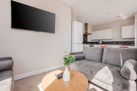 Flat 4, 3 Paul Street Room 5 - Photo 2