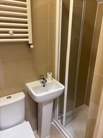 High Street, London - Photo 5