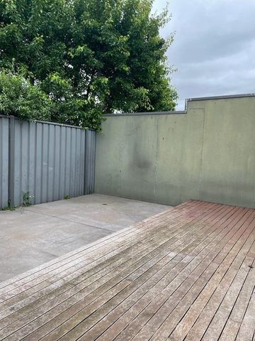 2 Bedroom Townhouse - 3 minute walk to tram stop! - Photo 3