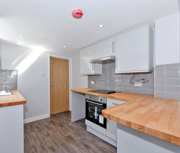 3 bedroom end of terrace house to rent - Photo 2