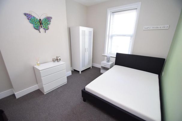 8 bedroom end of terrace house to rent - Photo 1