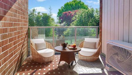 1 Bedroom, 1 Bathroom Apartment in Devonport - Photo 2