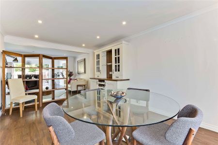 Holly Green, Rosslyn Park, KT13 - Photo 3