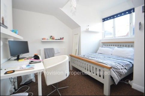 4 Bedroom Student Houses near Leeds University - Photo 1