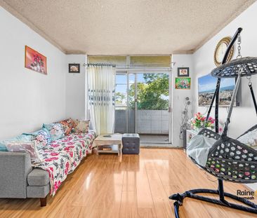 Two Bedroom Unit in Prime Location! - Photo 1