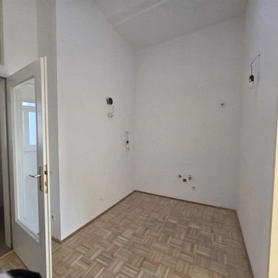 Moderne, sehr helle Dachgeschosswohnung mit hofseitiger Terrasse - 2 Zimmer - vis a vis U3 Station Enkplatz gelegen! - Photo 1