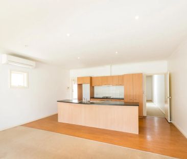 SPACIOUS SINGLE STOREY TOWNHOUSE IN SAFE SECURE NEIGHBOURHOOD! - Photo 2