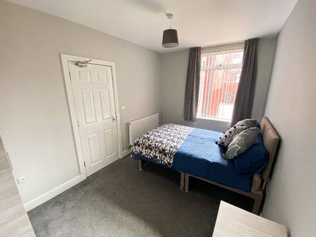 Room 2, 14 Royal Avenue - Photo 3